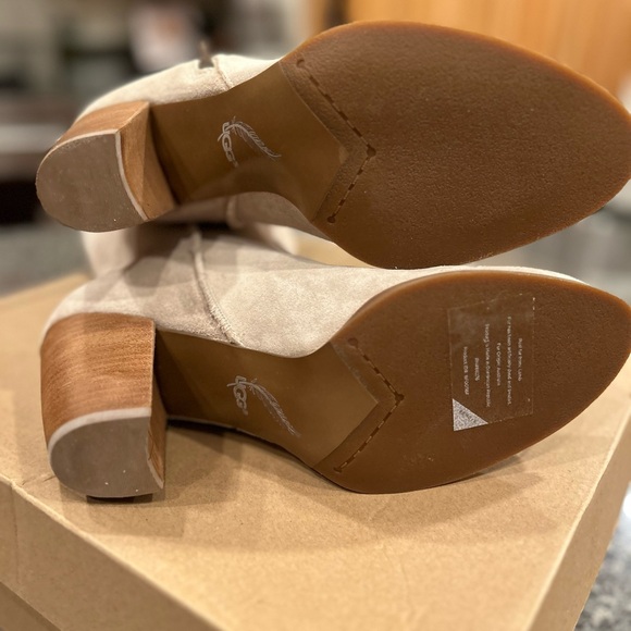 UGG LYNDA NATURAL BOOTS - Picture 5 of 10